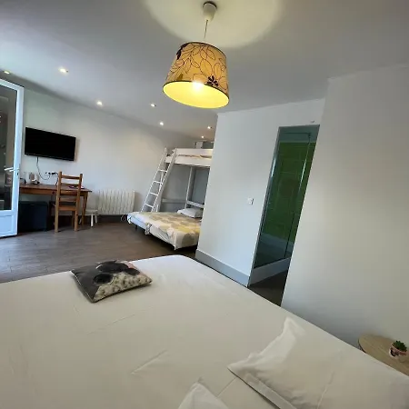 Chambres D'hotes Poirier Bazin Bed & Breakfast 3*