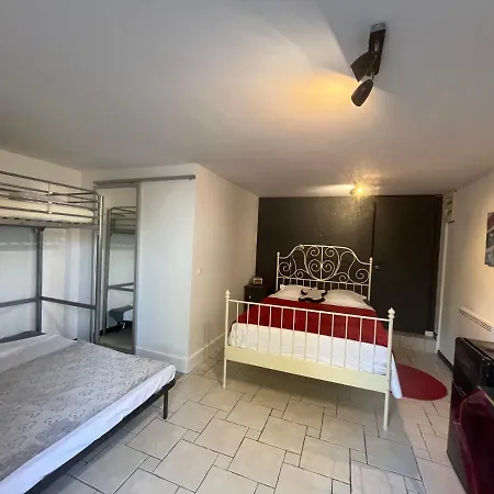 Chambres D'hotes Poirier Bazin Bed & Breakfast 3*
